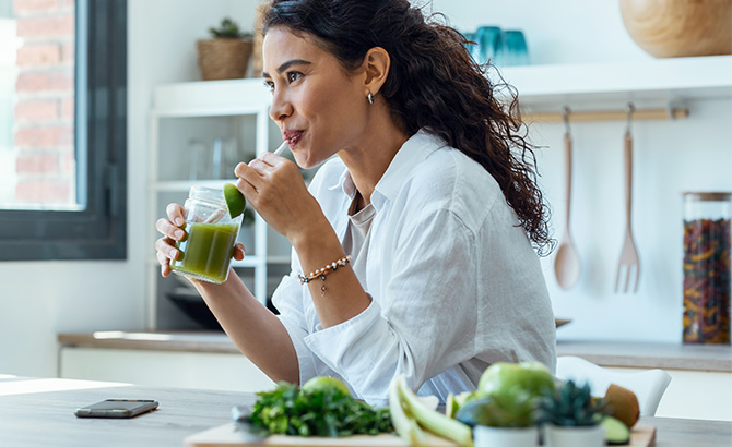 Une jeune femme fait une cure détox