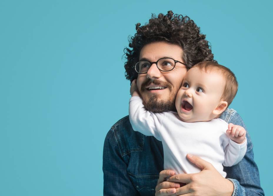 papa heureux avec son bébé de profiter d'un contrat mutuelle labellisé