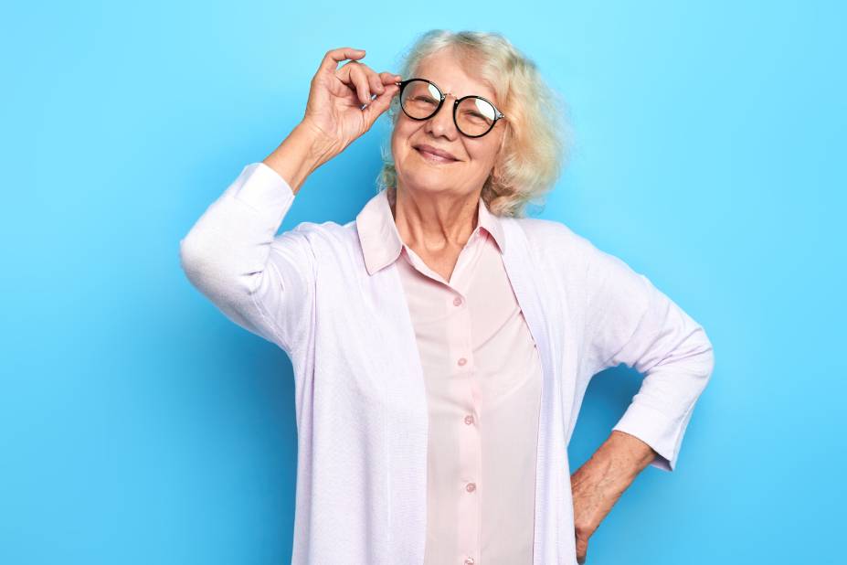 Une dame âgée fait confiance à sa prévoyance obsèques