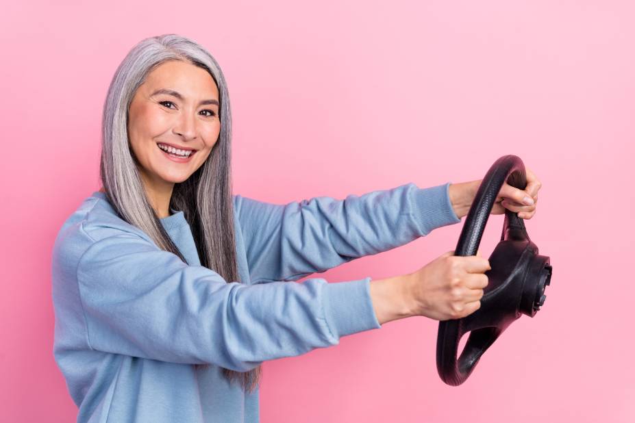 Une femme tient un volant