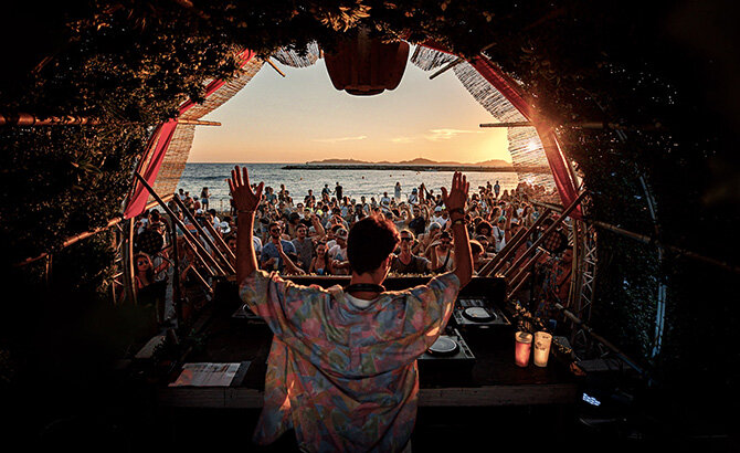 Un DJ mixe au Delta Festival, partenaire de Solimut