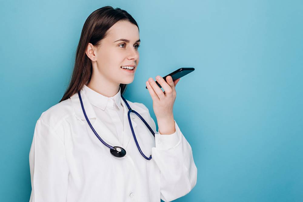 médecin généraliste en téléconsultation médicale avec un patient