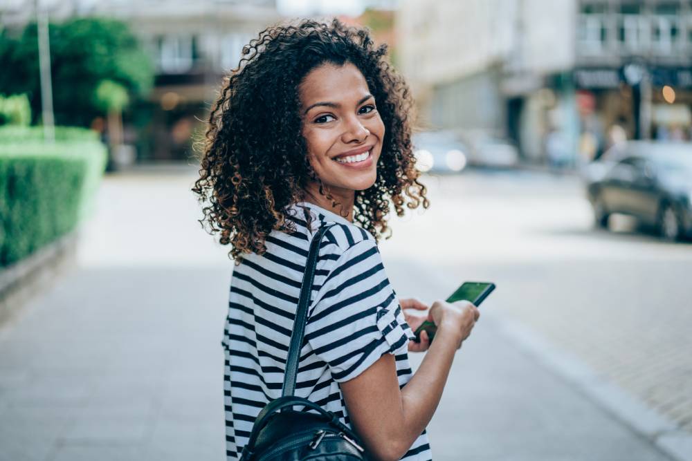 femme heureuse de sa mutuelle santé