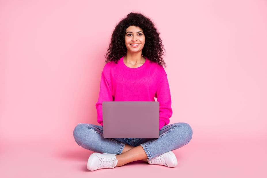 jeune étudiante participant à une webconférence santé de Solimut