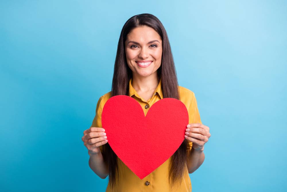 Une femme heureuse de sa mutuelle individuelle