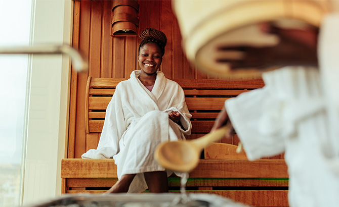 Une femme profite des bienfaits du sauna