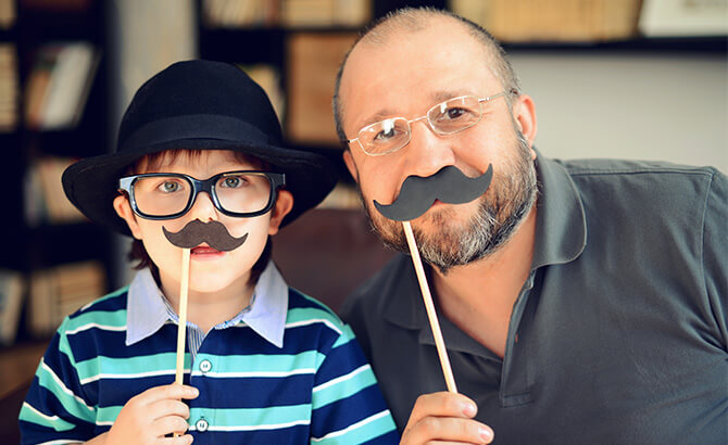Un homme et son fils portent la moustache movember pour prévenir des cancers masculins