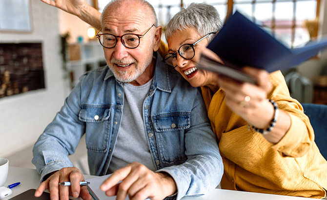 un couple de retraité satisfait de sa mutuelle santé pour seniors