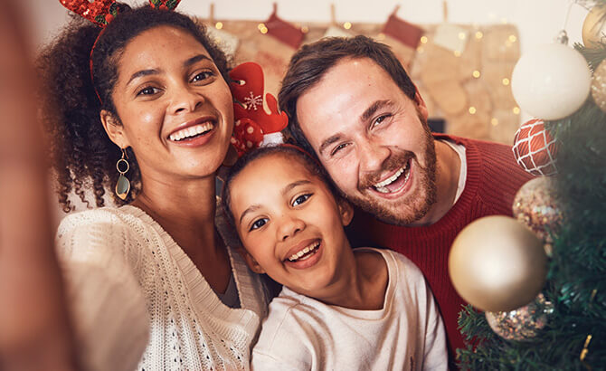 Une famille heureuse grâce aux peres noel verts