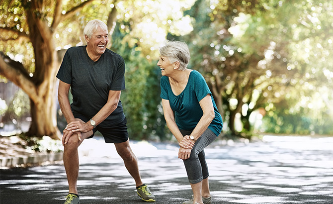 Deux retraités pratiquent une activité sportive