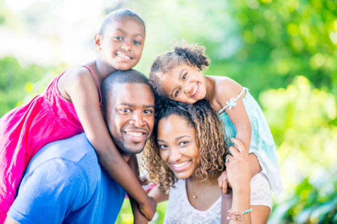 Famille heureuse ayant trouvé une bonne mutuelle familiale