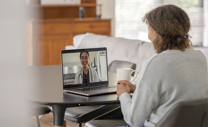 Une patiente et un médecin lors d'une téléconsultation