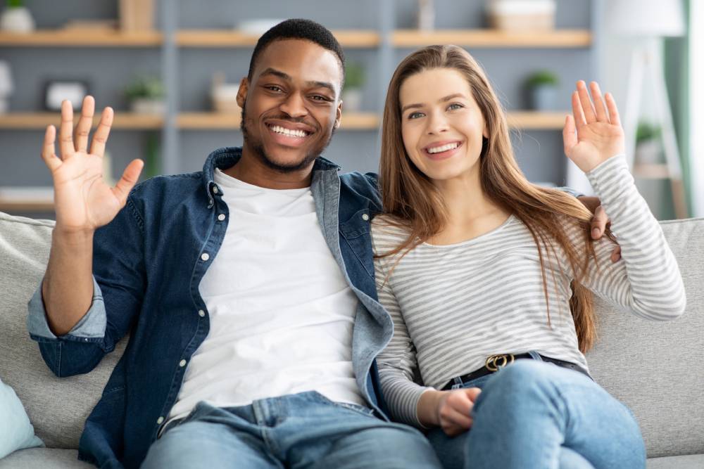 Jeune couple s'informant sur les méthodes de contraception