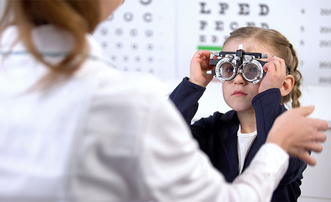 Une enfant lors d'un test de la vue