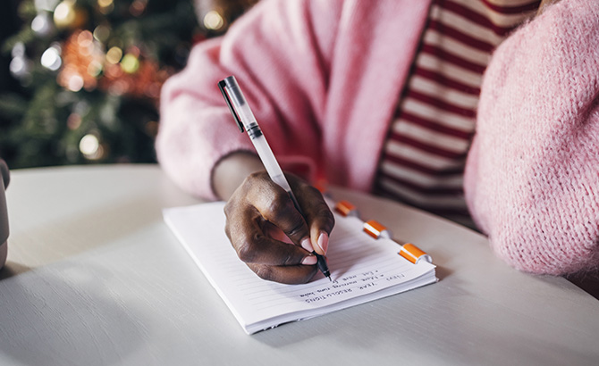 Une femme liste ses bonnes résolutions