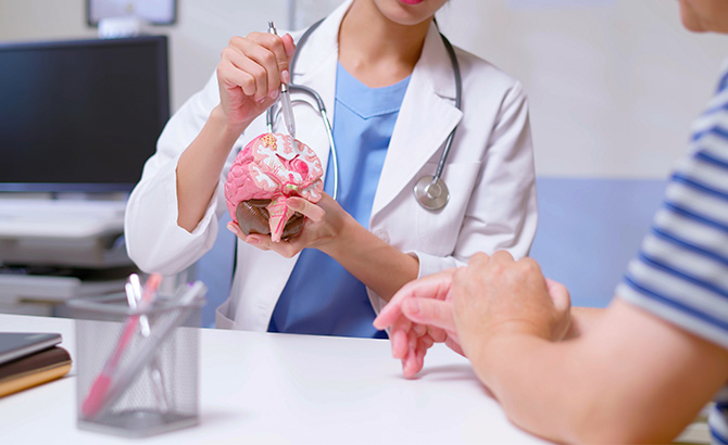 un médecin montre comment détecter l'épilepsie