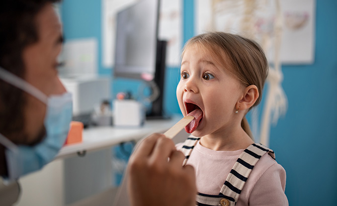 une enfant qui a une maladie infantile