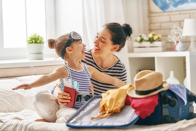 les affaires pour les enfants dans la check-list vacances