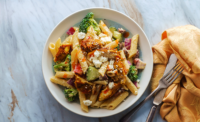 Idée repas pour les vacances salade de pâtes et poulet aux légumes d'été