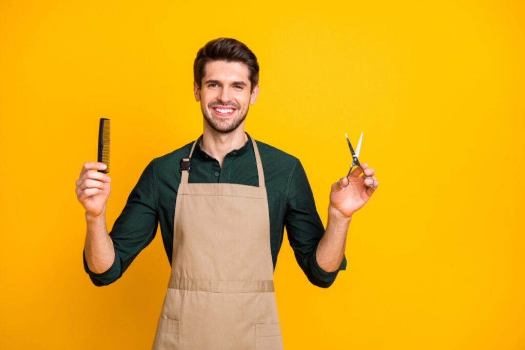 Professionnel satisfait de sa mutuelle pour coiffeur.