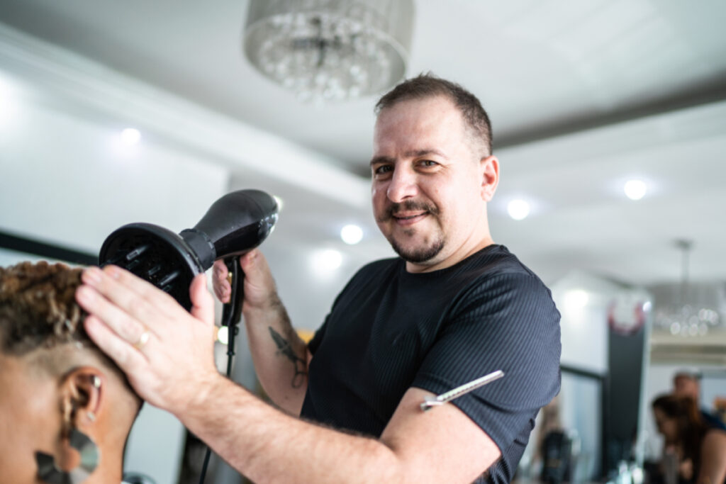 Coiffeur qui témoigne de sa prévoyance chez Solimut.