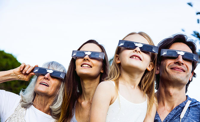 Protégez vos yeux avec des lunettes spéciales lors de l'éclipse solaire en aôut 2026